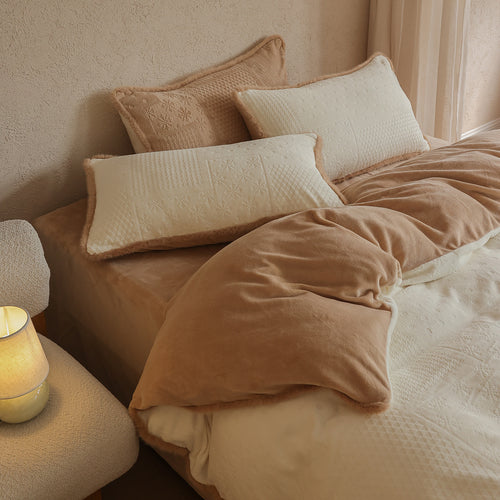 Atmungsaktive Jacquard-Baumwoll-Bettbezugset mit plüschigem Samt-Futter und Euro-Kissenbezügen