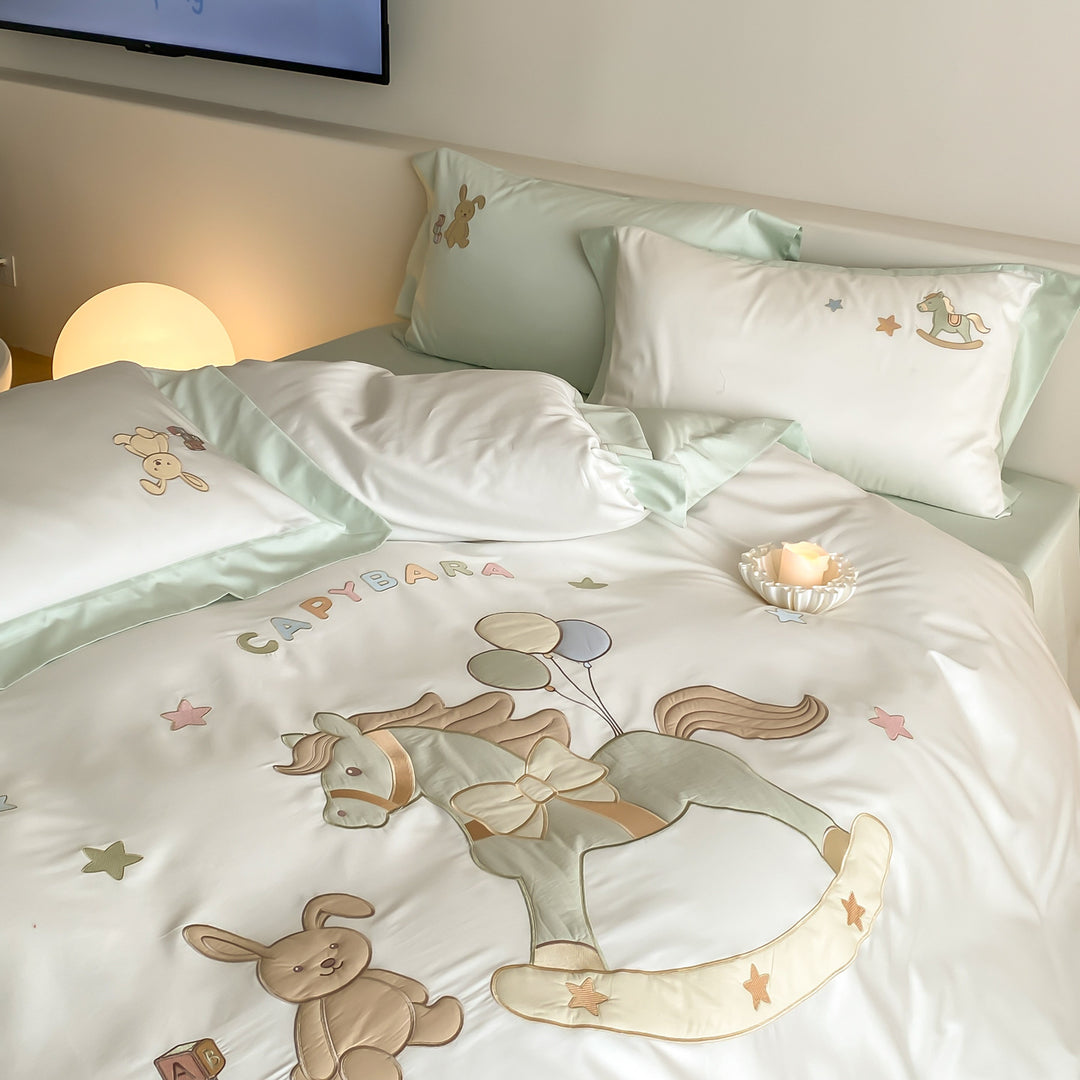 Kinderbettwäsche-Set aus feinem Baumwollsatin mit dreidimensionaler Schaukelpferd-Applikation und Wendekissen