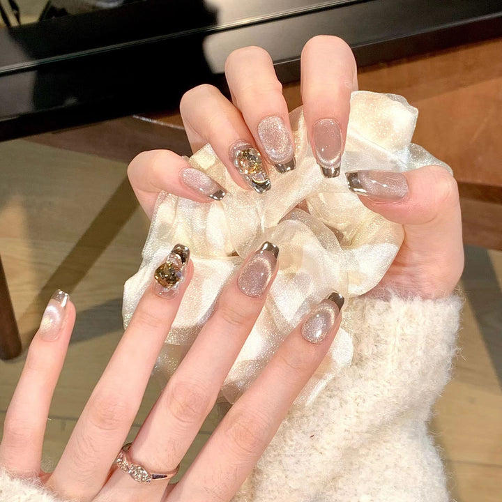 Kunstnagelset mit glamourösen Gold- und Glitzerakzenten Karnz