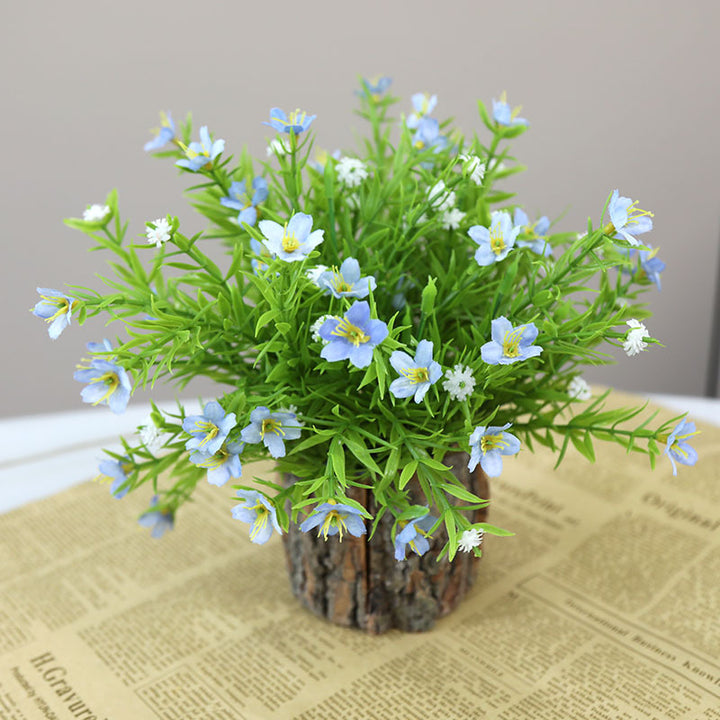 Lebensnahe florale Anordnung mit rustikalem Holztopf
