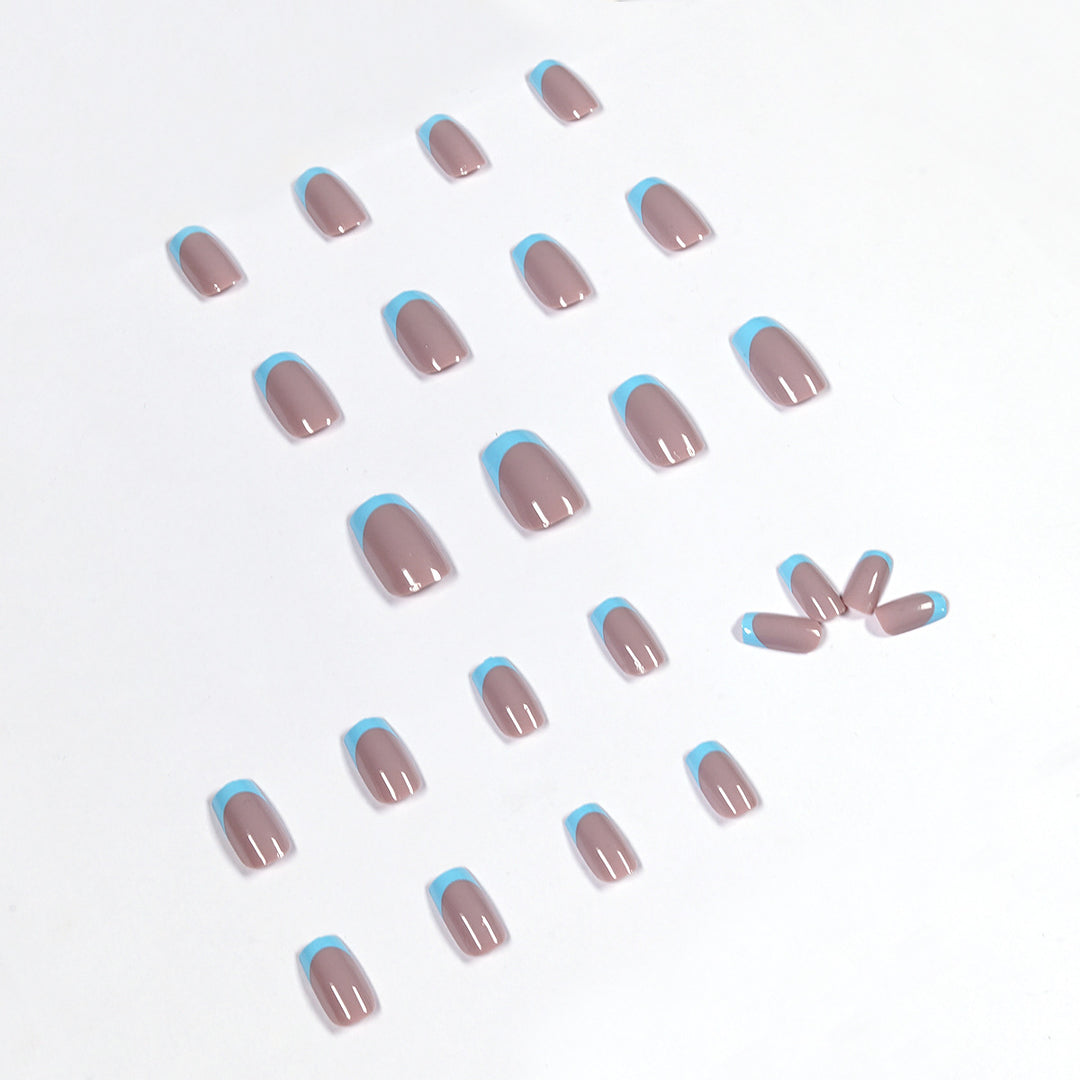 Künstliche Nägel mit kreativem French-Tip Design Karnz