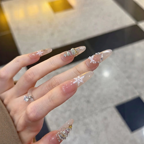 Dekoratives Stiletto Press-On Nagelkunst-Set mit Schneeflocken- und Edelsteinakzenten Karnz