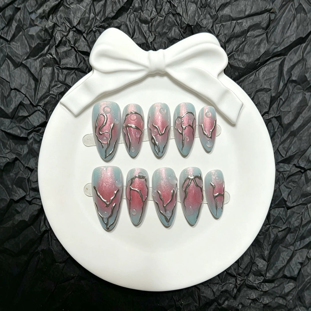 Künstlerisches Press-On-Nail-Art-Set mit modernen metallischen Akzenten