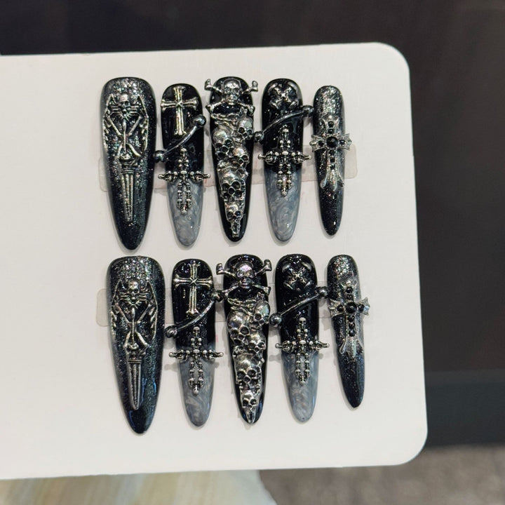 Gothic-inspirierte Press-On-Nagelset mit Schädel- und Kreuzdesigns