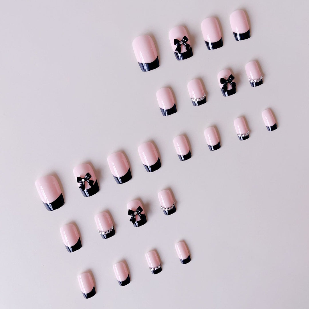 Kunstnagelset mit eleganten Schleifen und Glitzerverzierungen Karnz