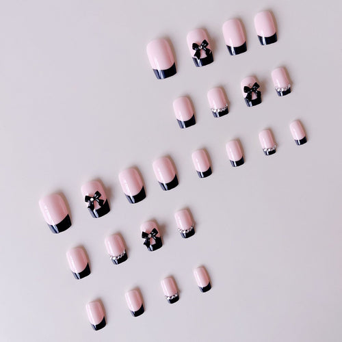 Kunstnagelset mit eleganten Schleifen und Glitzerverzierungen Karnz