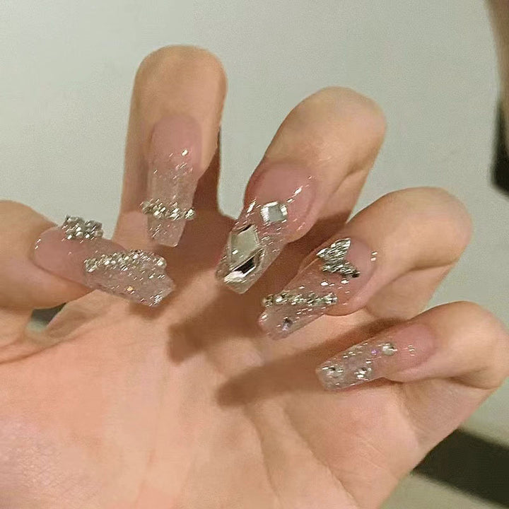 Glamouröse Kunstnägel mit funkelnden Strass und eleganten Designs Karnz