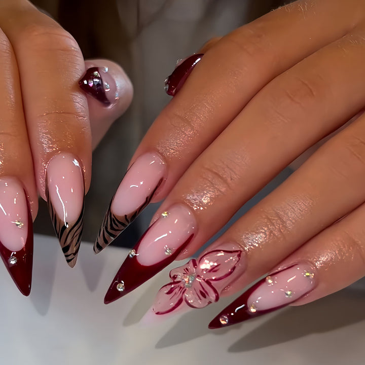 Elegantes Stiletto Press-On Nagelkunst-Set mit floralen und geometrischen Designs Karnz