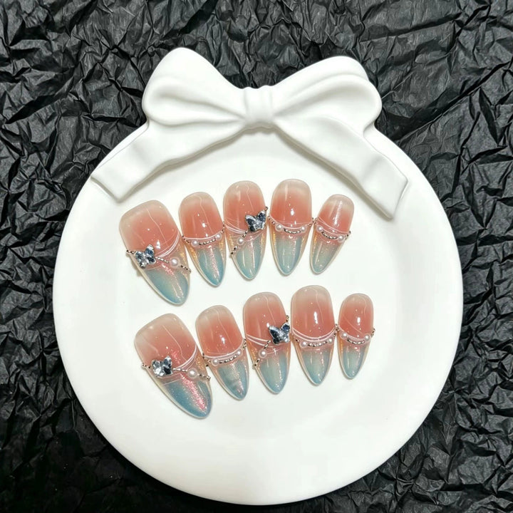 Elegantes Stiletto Press-On Nagelkunstset mit Strass-Akzenten