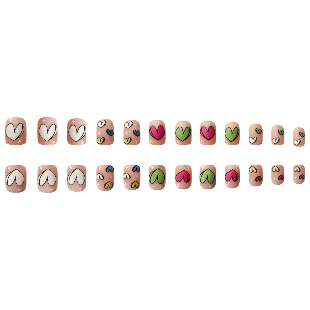 Kunstnagelset mit verspielten Herzmotiven Karnz
