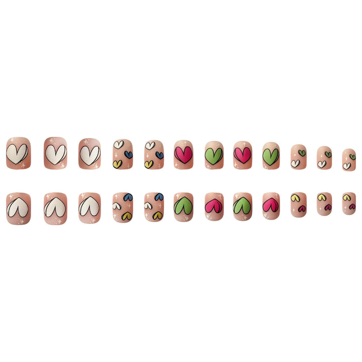 Kunstnagelset mit verspielten Herzmotiven Karnz