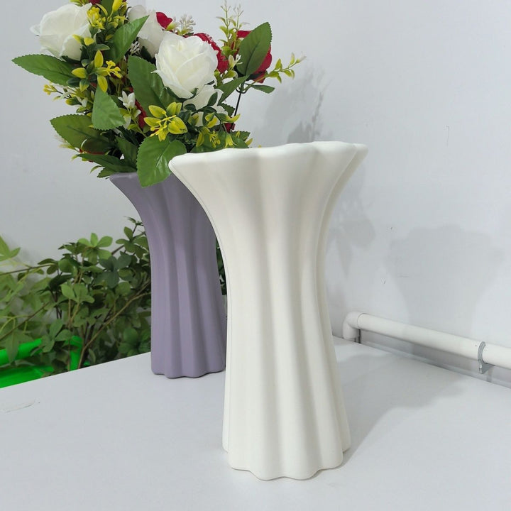 Skulptierte dekorative Blumenvase Karnz