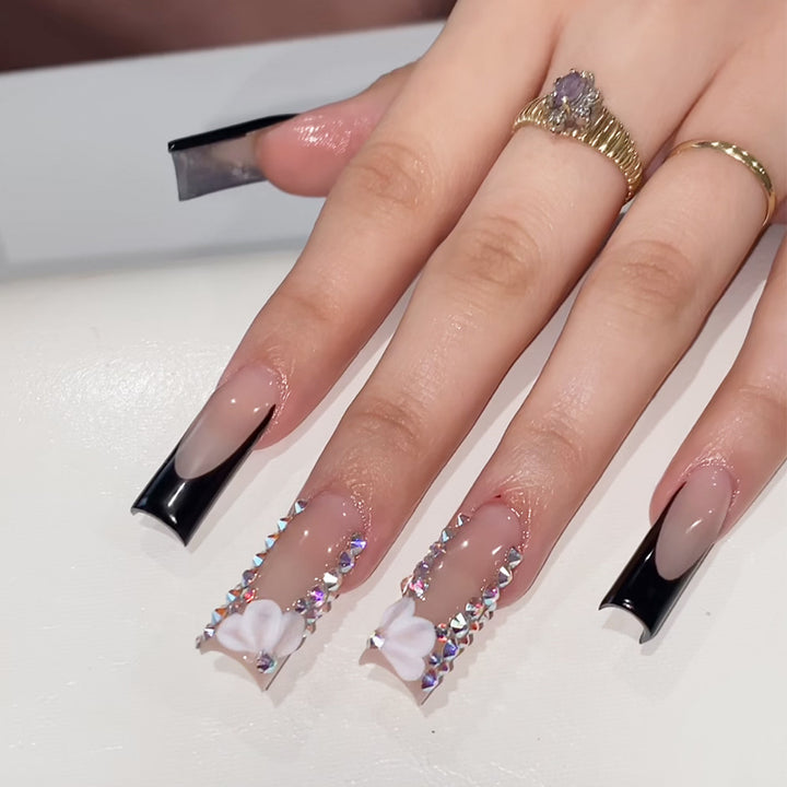 Elegante Stiletto Press-On Nagelkunst mit Strass-Akzenten Karnz