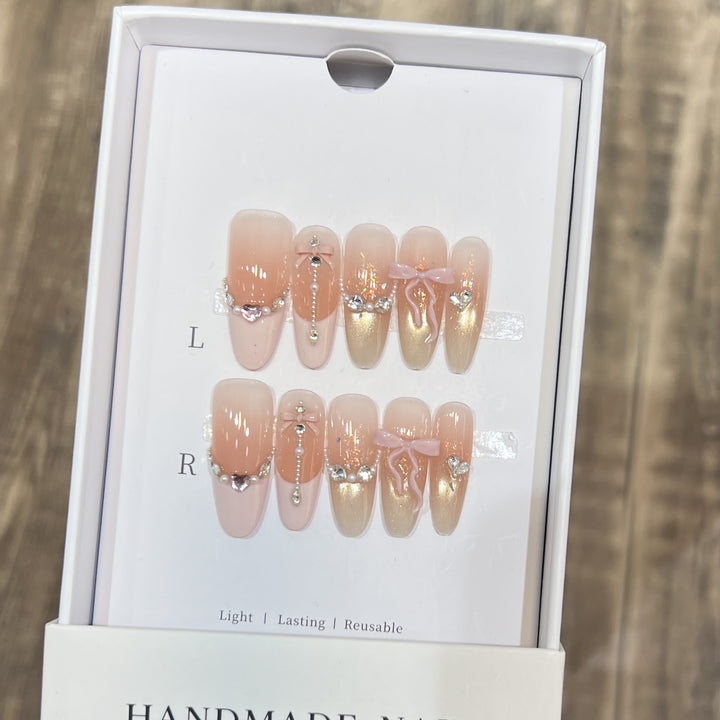 Dekorativer Stiletto Press-On-Nagelkunstset mit eleganten Bändern und Juwelen Karnz