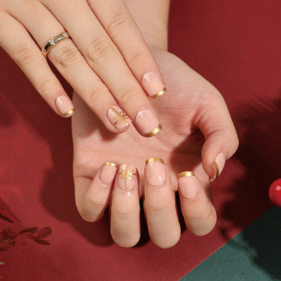 Elegante Nageldesign mit Goldakzenten Karnz