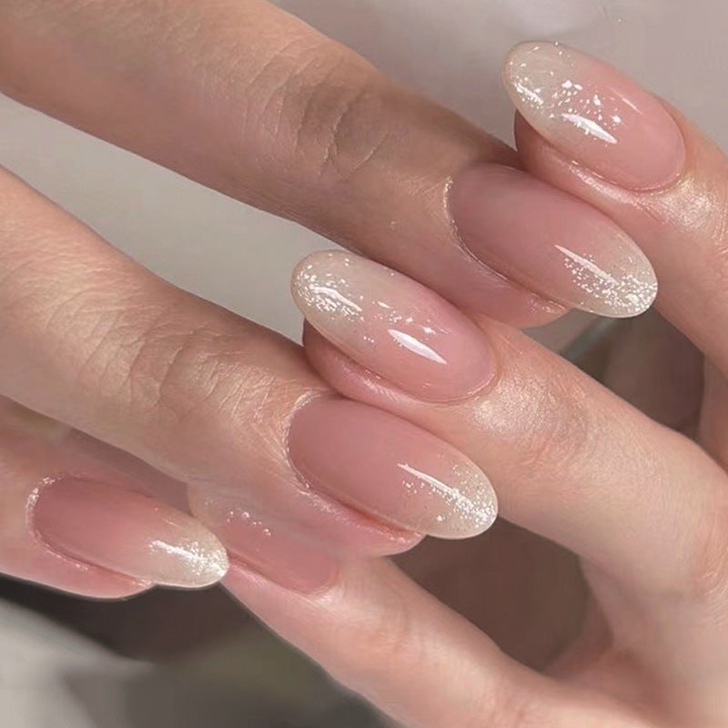 Elegante Kunstnägel mit Glitzer-Detail Karnz