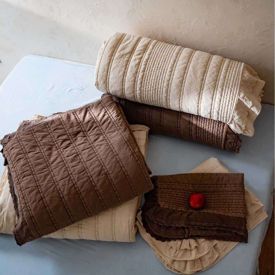 Steppbett-Set mit zarter Spitzenkante, Bettrock und Kissenbezügen