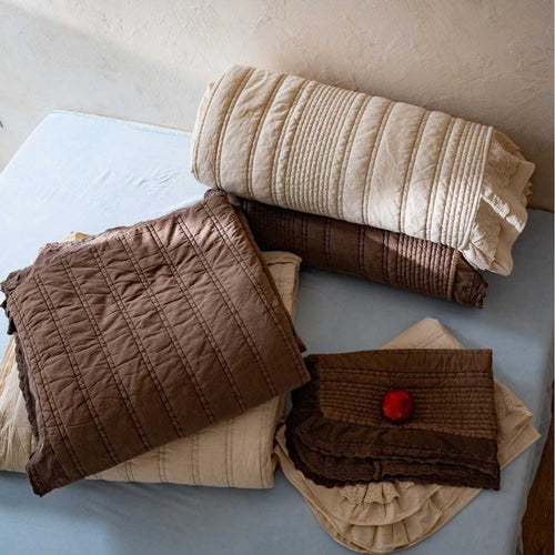 Steppbett-Set mit zarter Spitzenkante, Bettrock und Kissenbezügen