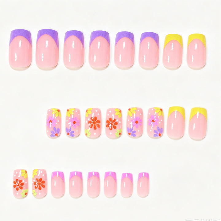 Dekoratives florales Nagelkunstdesign Karnz