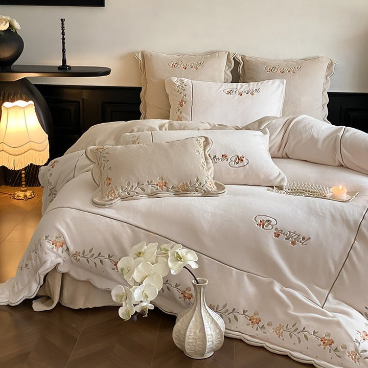 Hochwertiges besticktes Bettwäsche-Set aus Baumwoll-Perkal mit gewelltem Saum und floralem Relief