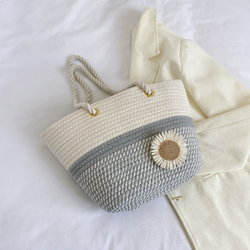 Handgefertigte Strohtasche mit floralem Detail Karnz