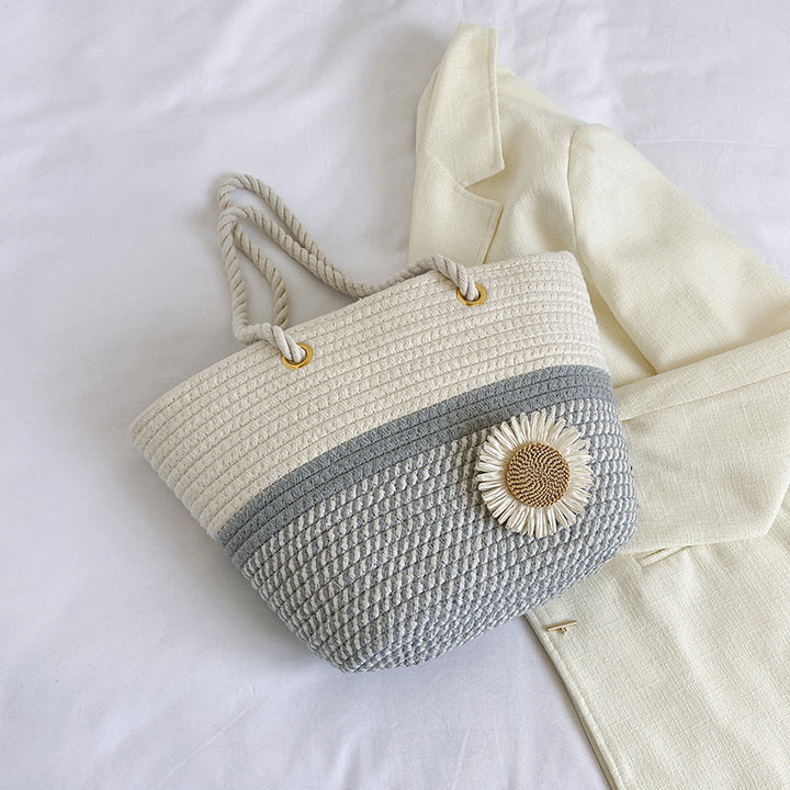 Handgefertigte Strohtasche mit floralem Detail Karnz