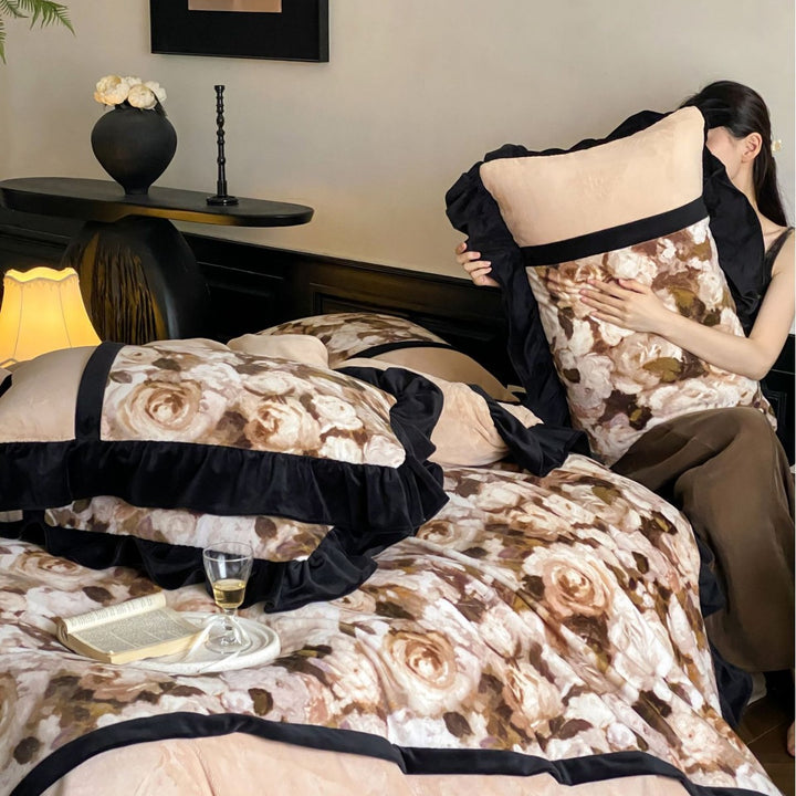Romantisches Bettwäsche-Set mit Volant, floraler Jacquard-Einlage und Zierbändern