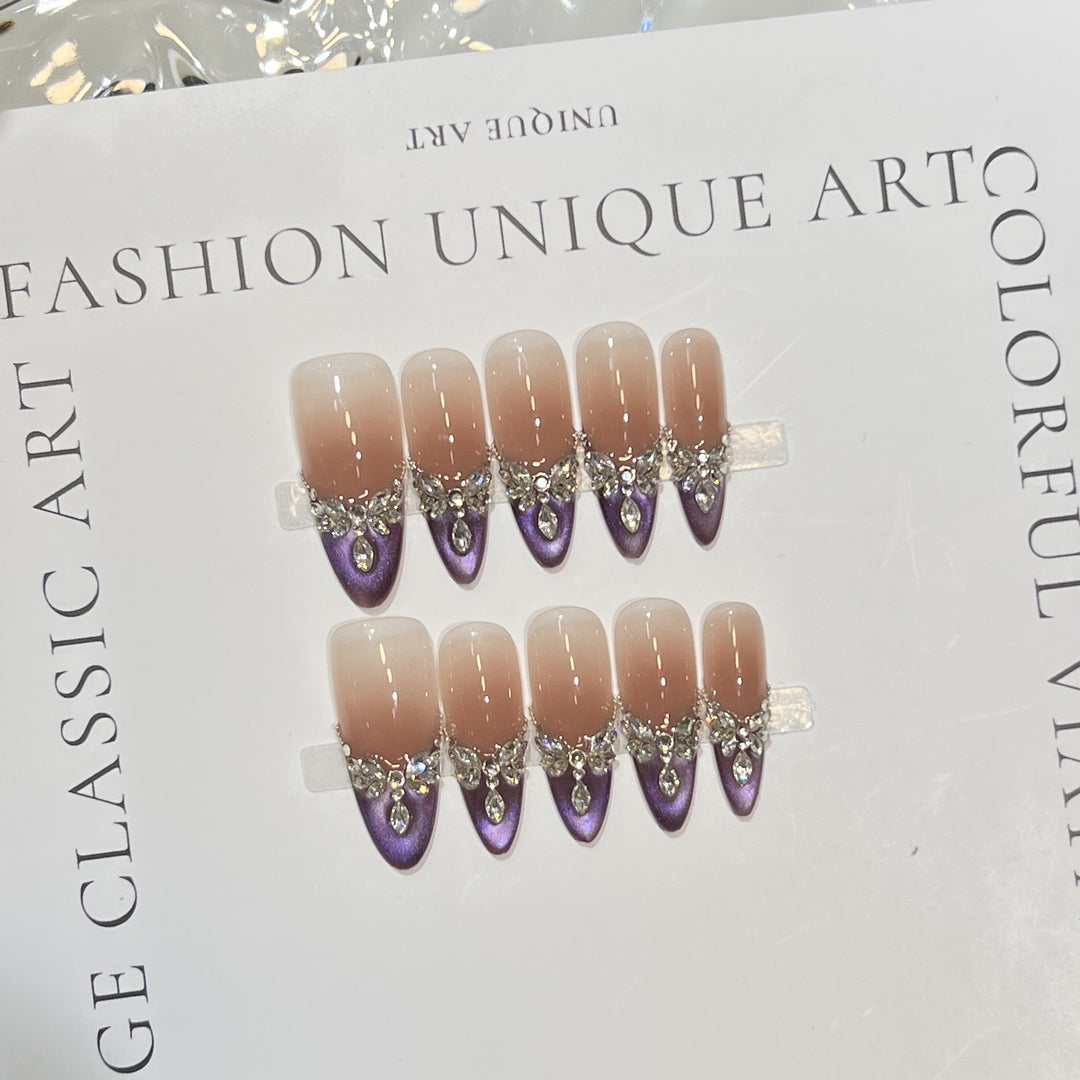 Elegantes Stiletto Press-On Nagelset mit Edelsteinverzierungen Karnz
