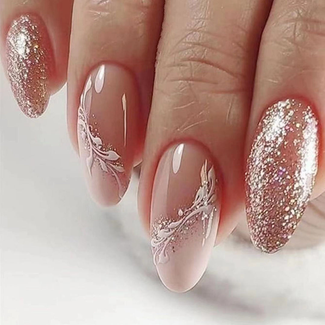 Glamouröse mit Kristallen verzierte Nagelkunst