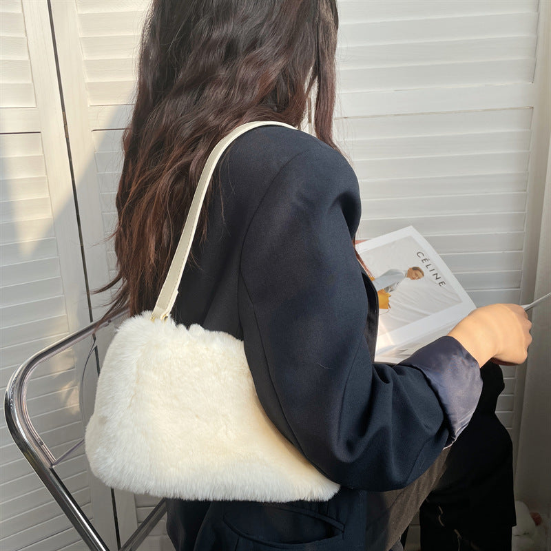 Elegante Kunstpelz-Clutch