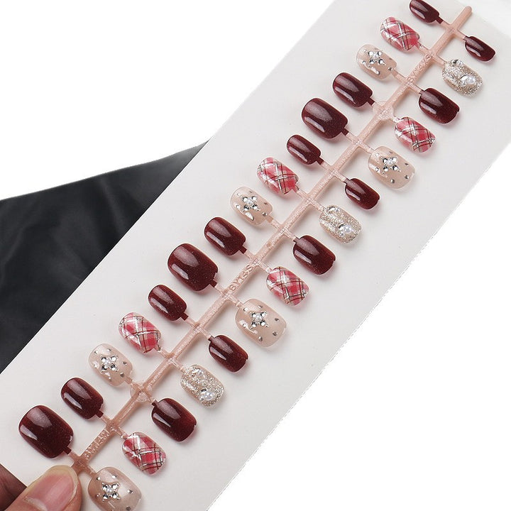 Elegantes dekoratives Nagelkunst-Set mit Juwelenakzenten Karnz