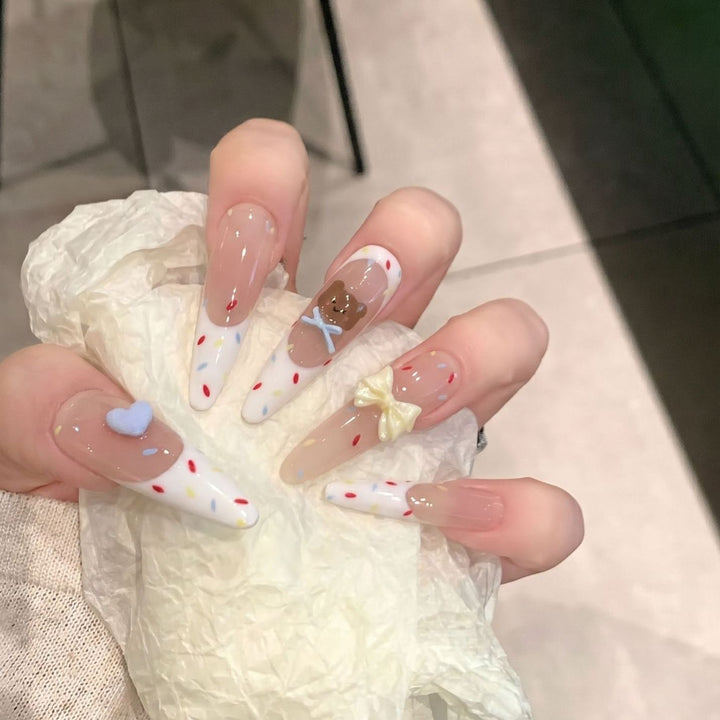 Künstlerisches Stiletto Press-On Nagelset mit einzigartigen Designelementen Karnz