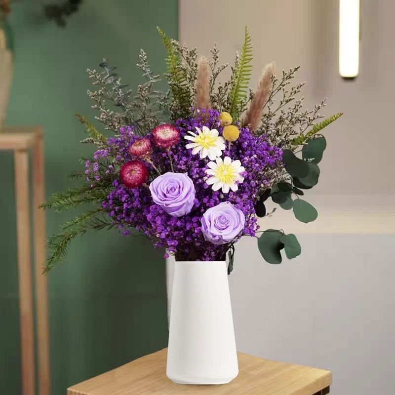 Dekorativer Trockenblumenstrauß Arrangement