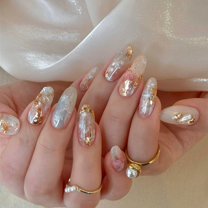 Kunstnägel mit Glamouriösen Metallic-Details und Funkelndem Design Karnz