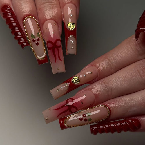 Kunstnagelset mit festlichen Akzenten und Glitzerverzierungen Karnz