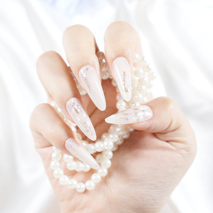 Elegantes Blumenspitzen-Press-On-Nagelset Karnz