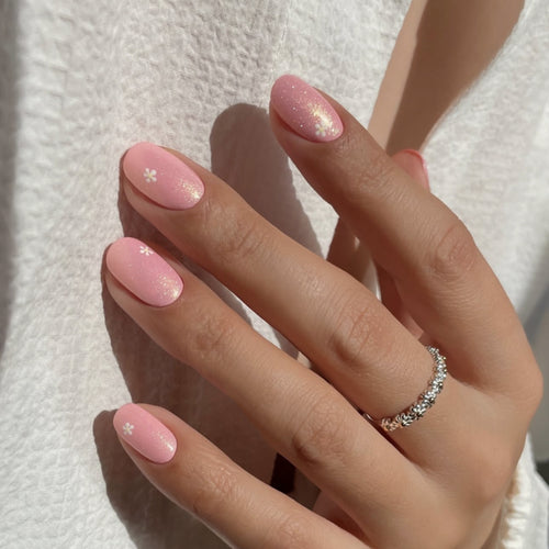 Elegante Nagelkunst mit zarten Blumenmotiven Karnz