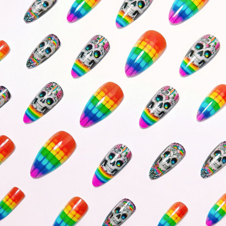Kreative Kunstnägel mit Totenkopf-Design und Regenbogenfarben Karnz