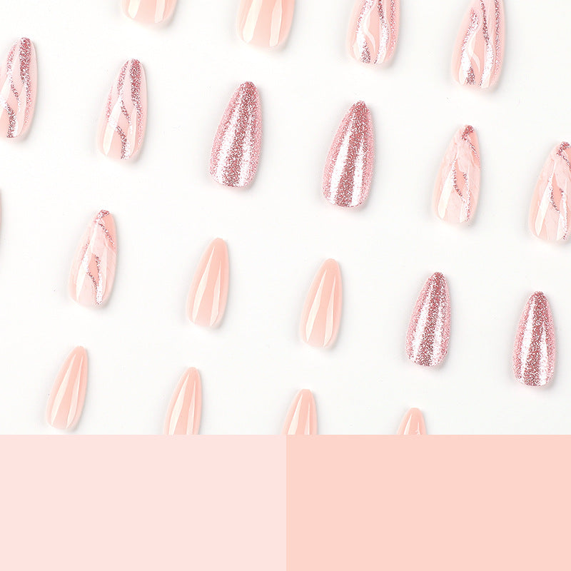 Kunstvolle Nagelverlängerungen mit Glitzer- und Marmor-Design Karnz