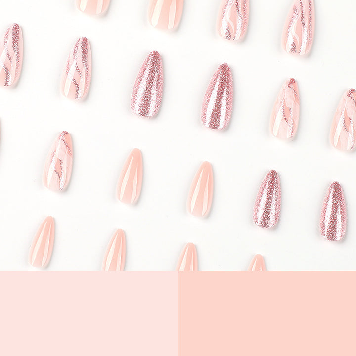 Kunstvolle Nagelverlängerungen mit Glitzer- und Marmor-Design Karnz