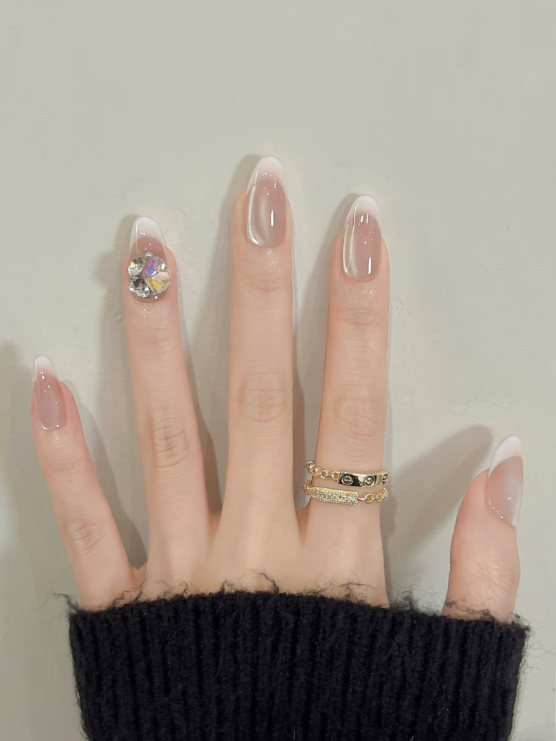 Elegantes französisches Nageldesign mit Strassakzent