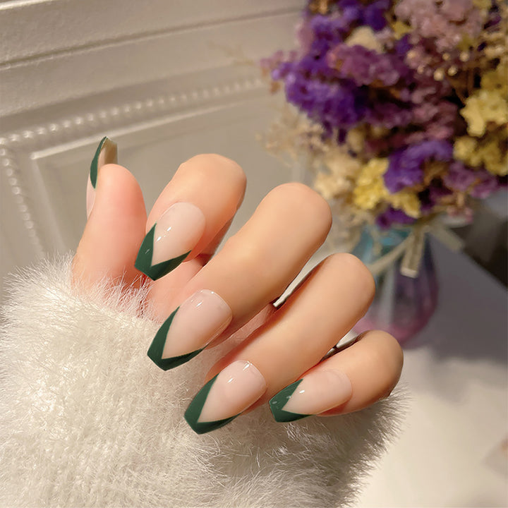 Kunstnagelset mit eleganter V-Form und natürlichem Finish Karnz