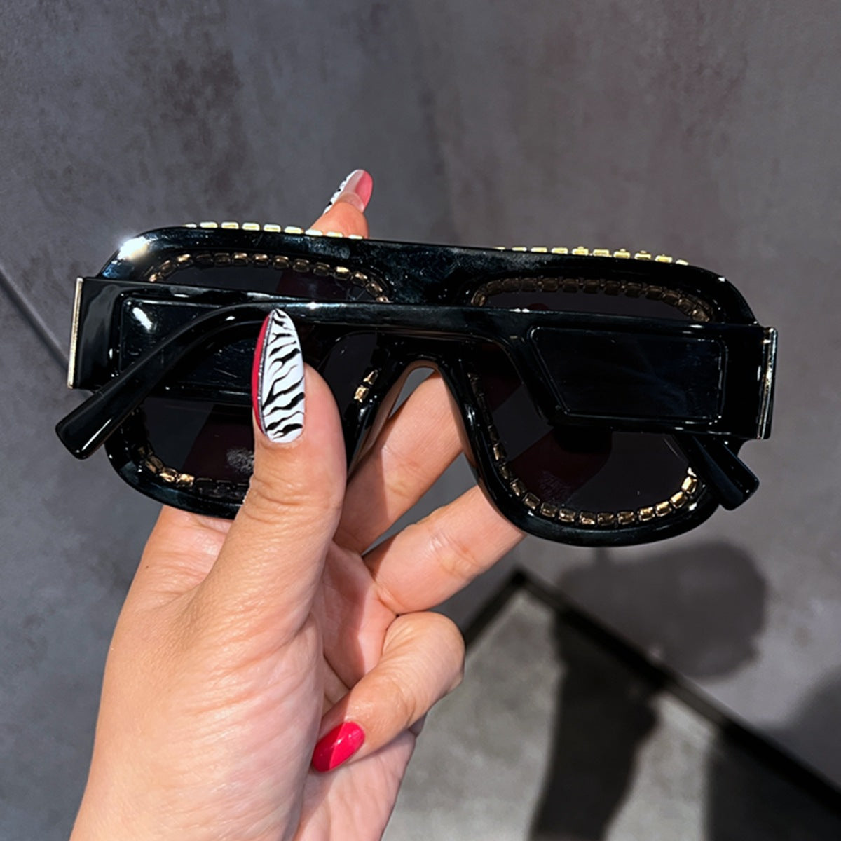 Damen Glamouröse Sonnenbrille mit extravagantem Kristallrahmen Karnz