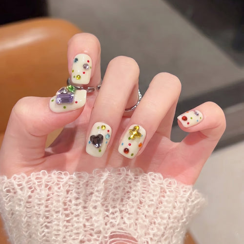 Dekoratives Press-On Nagelkunst-Set mit bunten Edelstein-Akzenten Karnz