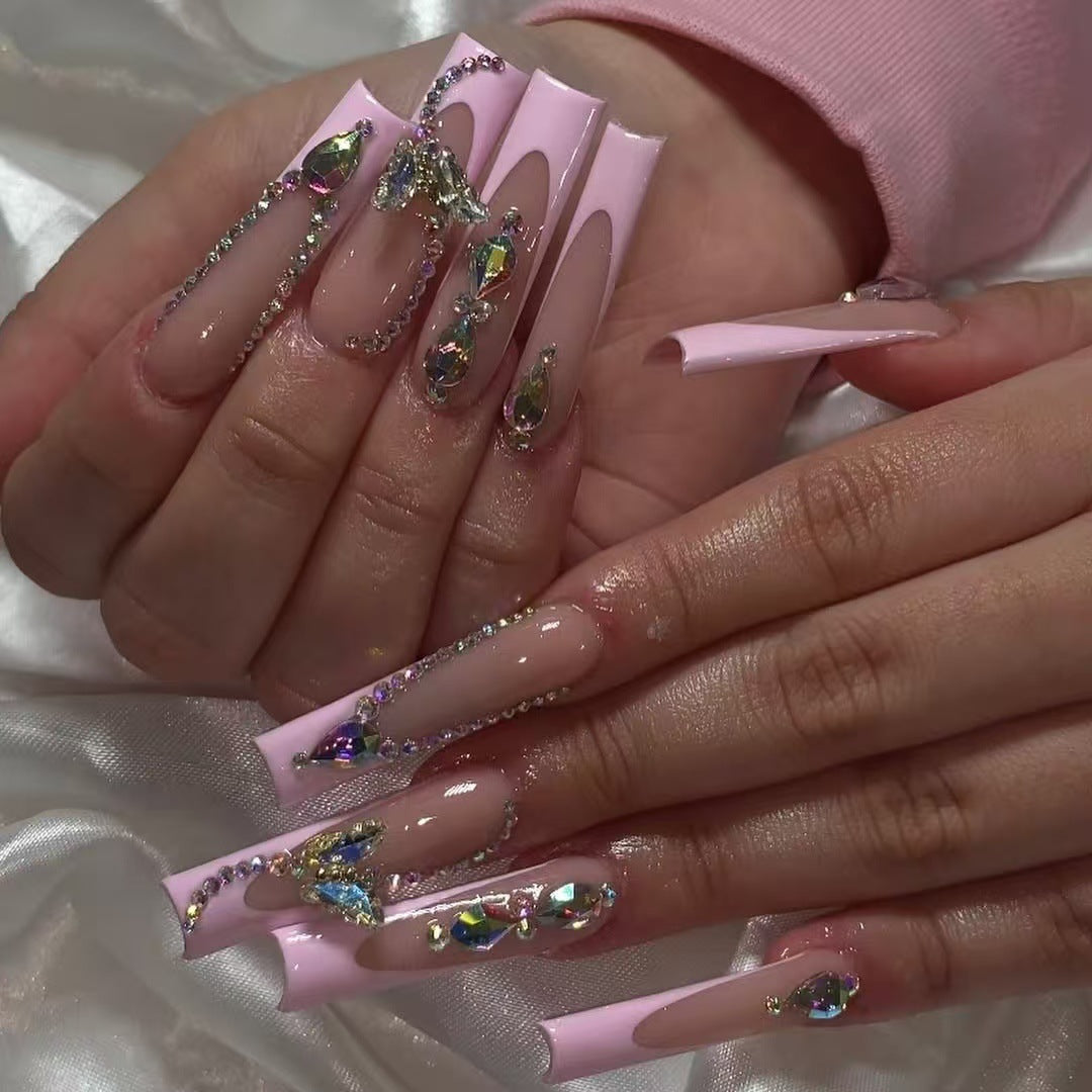 Kunstnagelset mit eleganten Glitzer- und Strassakzenten Karnz