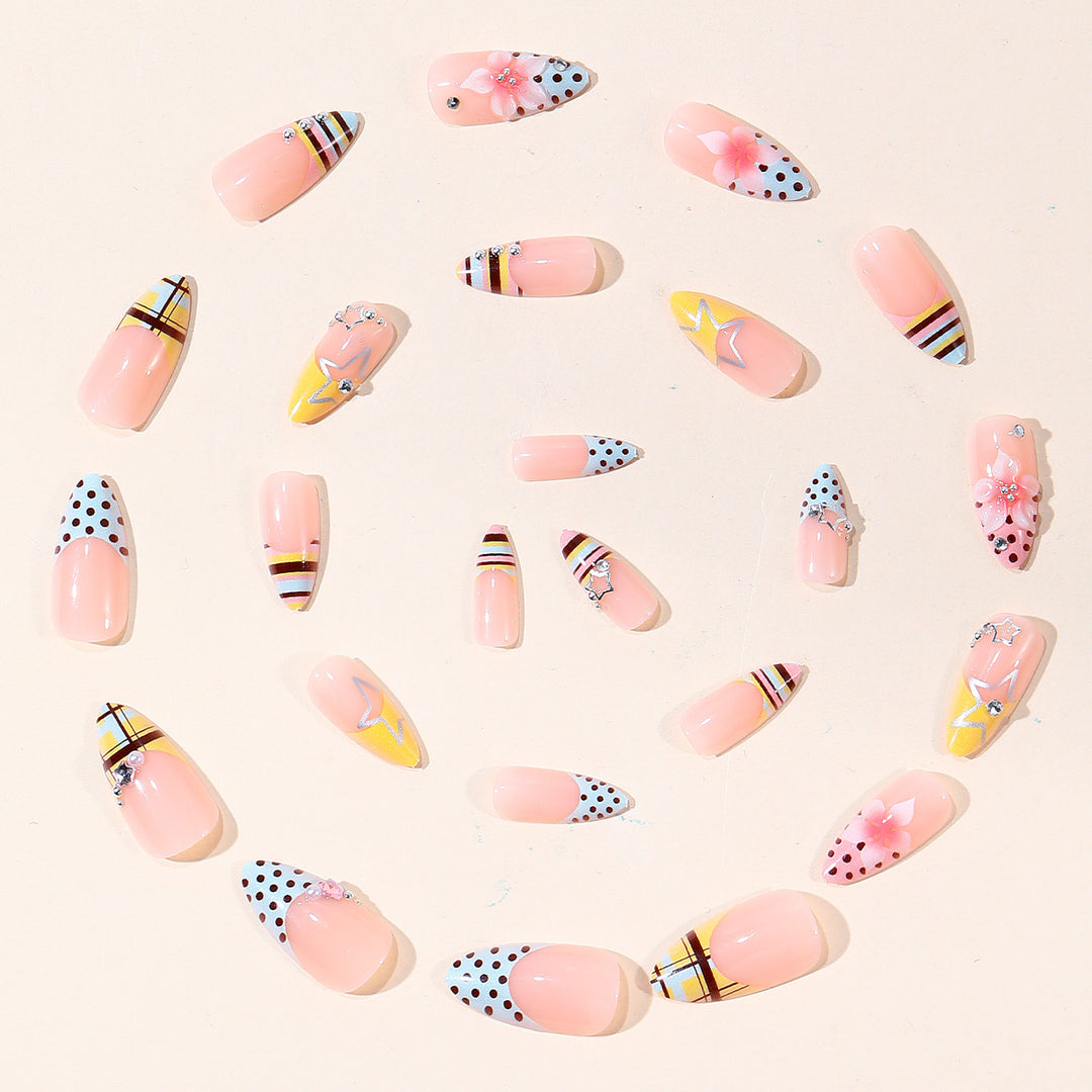 Elegante florale und geometrische 3D-Nagelkunstverlängerungen Karnz
