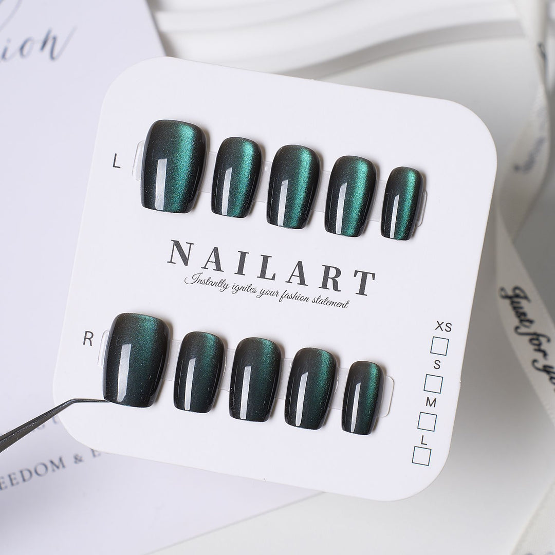 Künstlerisches Stiletto Press-On Nagelset mit floralem Schmuck Karnz