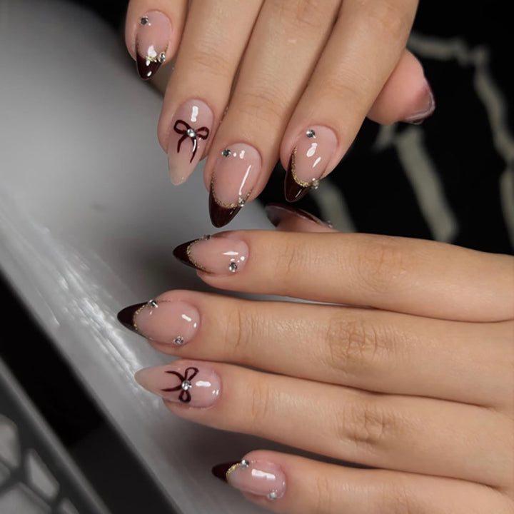 Elegante Kunstnägel mit floralen Akzenten Karnz