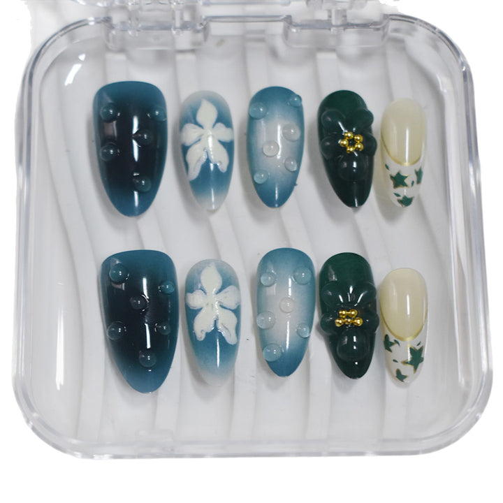 Dekorative Press-On Nagelkunst mit Blümchen-Elementen Karnz