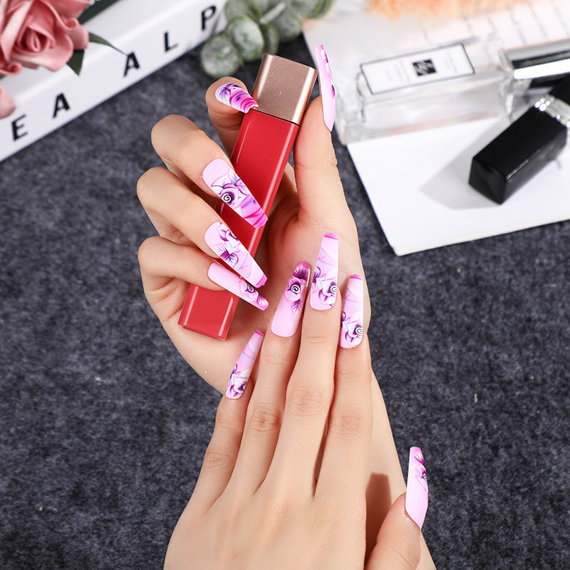 Kunstvolle Nagelspitzen mit floralem Design Karnz